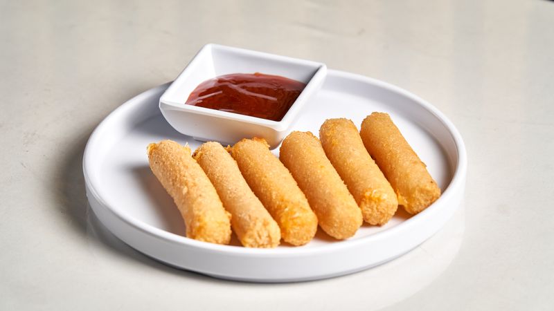 Crispy calamari rings served with marinara dipping sauce